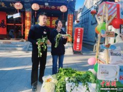 天津高校青年用直播镜头